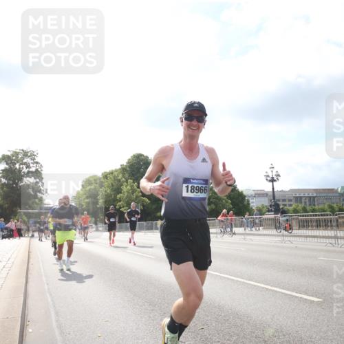 29.06.2025 - hella hamburg halbmarathon Jannik Wohlers http://msf.ph/oto/8147855 29.06.2025 10:05:47 Lombardsbrücke 3062, 4542, 4868, 5431, 6014, 6314, 7138, 7741, 8051, 8316, 9361, 10781, 13042, 13054, 13481, 13863, 14369, 14987, 15113, 15145, 15229, 15537, 15766, 15772, 16441, 16687, 17239, 17746, 18768, 18966 meine-sportfotos.de