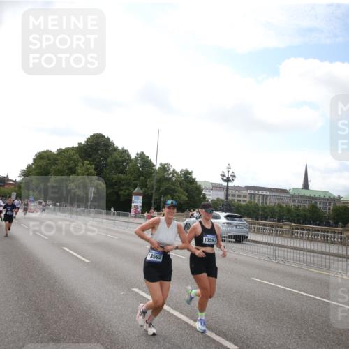 29.06.2025 - hella hamburg halbmarathon Jannik Wohlers http://msf.ph/oto/8147915 29.06.2025 10:08:36 Lombardsbrücke 1147, 1188, 1838, 5347, 7453, 9718, 10819, 11067, 11496, 11657, 13174, 13592, 13593, 15584, 15586, 15592, 17347, 18266, 18505 meine-sportfotos.de