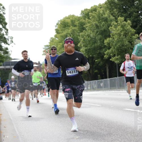 29.06.2025 - hella hamburg halbmarathon Jannik Wohlers http://msf.ph/oto/8147935 29.06.2025 10:11:46 Lombardsbrücke 1062, 1790, 2661, 3746, 5176, 6871, 7474, 9253, 9705, 11509, 11525, 11537, 11581, 13171, 14060, 14196, 14313, 14863, 15137, 16379, 16976, 18429, 18655 meine-sportfotos.de