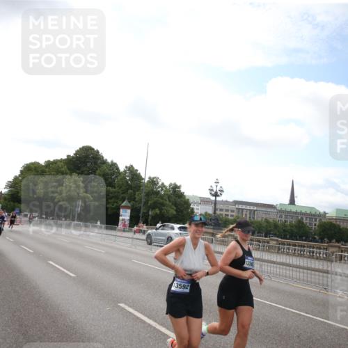 29.06.2025 - hella hamburg halbmarathon Jannik Wohlers http://msf.ph/oto/8147939 29.06.2025 10:08:36 Lombardsbrücke 1147, 1188, 1838, 5347, 7453, 9718, 10819, 11067, 11496, 11657, 13174, 13592, 13593, 15584, 15586, 15592, 17347, 18266, 18505 meine-sportfotos.de