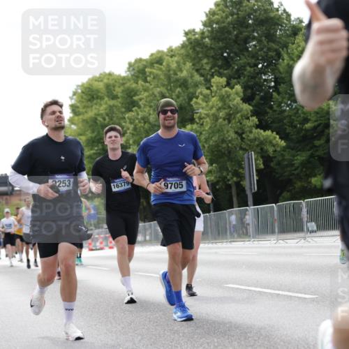 29.06.2025 - hella hamburg halbmarathon Jannik Wohlers http://msf.ph/oto/8147981 29.06.2025 10:11:48 Lombardsbrücke 1062, 1790, 2661, 3746, 5176, 6871, 7474, 9253, 9405, 9705, 11509, 11525, 11581, 13171, 14060, 14196, 14313, 14863, 15137, 16379, 16976, 18429, 18655 meine-sportfotos.de