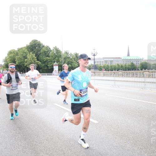 29.06.2025 - hella hamburg halbmarathon Jannik Wohlers http://msf.ph/oto/8148019 29.06.2025 10:09:14 Lombardsbrücke 1456, 1483, 1513, 1823, 8090, 8685, 9297, 9306, 9988, 12255, 12509, 13739, 15697, 16688, 16918, 17630, 18440, 19166, 19242 meine-sportfotos.de
