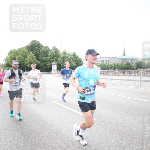 29.06.2025 - hella hamburg halbmarathon Jannik Wohlers http://msf.ph/oto/8148025 29.06.2025 10:09:14 Lombardsbrücke 1456, 1483, 1513, 1823, 8090, 8685, 9297, 9306, 9988, 12255, 12509, 13739, 15697, 16688, 16918, 17630, 18440, 19166, 19242 meine-sportfotos.de