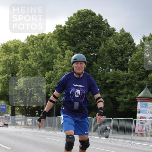 29.06.2025 - hella hamburg halbmarathon Jannik Wohlers http://msf.ph/oto/8148042 29.06.2025 09:10:33 Lombardsbrücke  meine-sportfotos.de