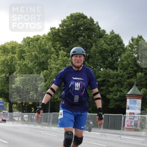 29.06.2025 - hella hamburg halbmarathon Jannik Wohlers http://msf.ph/oto/8148058 29.06.2025 09:10:33 Lombardsbrücke  meine-sportfotos.de
