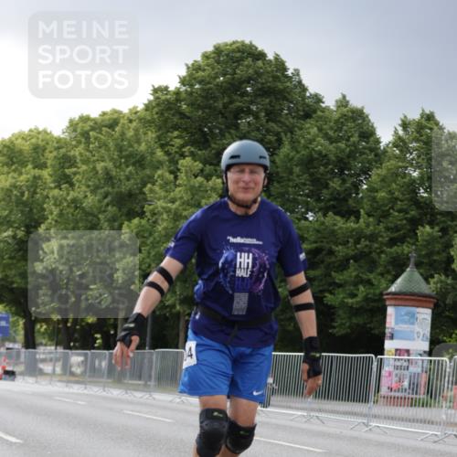 29.06.2025 - hella hamburg halbmarathon Jannik Wohlers http://msf.ph/oto/8148063 29.06.2025 09:10:33 Lombardsbrücke  meine-sportfotos.de