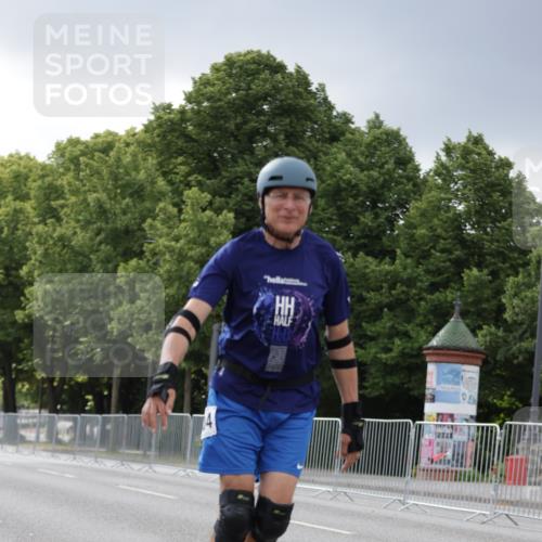 29.06.2025 - hella hamburg halbmarathon Jannik Wohlers http://msf.ph/oto/8148070 29.06.2025 09:10:34 Lombardsbrücke  meine-sportfotos.de