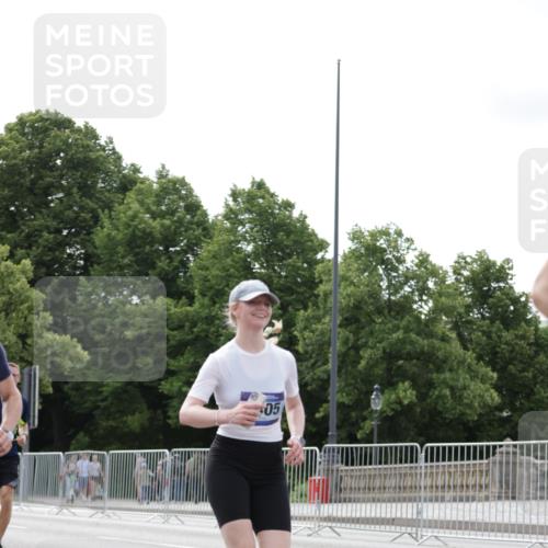29.06.2025 - hella hamburg halbmarathon Jannik Wohlers http://msf.ph/oto/8148071 29.06.2025 10:11:55 Lombardsbrücke 1062, 1790, 1850, 2661, 3262, 3746, 4453, 4499, 5176, 6822, 6871, 6966, 7474, 9253, 9254, 9405, 9705, 10685, 11509, 14060, 14313, 14863, 14868, 16379, 18429 meine-sportfotos.de