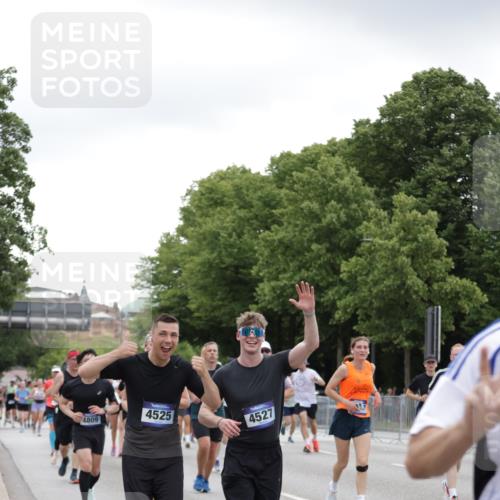 29.06.2025 - hella hamburg halbmarathon Jannik Wohlers http://msf.ph/oto/8148090 29.06.2025 10:48:56 Lombardsbrücke 1525, 1625, 2067, 2395, 2527, 2541, 2713, 2927, 3070, 3183, 3232, 3383, 3943, 4403, 4525, 4527, 4589, 4769, 4809, 5106, 5118, 5463, 6979, 6989, 7301, 7650, 7931, 7936, 8549, 9245, 9261, 10033, 10038, 10130, 10333, 10479, 10782, 10785, 11031, 11558, 11681, 12010, 12664, 12669, 13564, 13565, 14080, 14081, 14389, 14390, 15057, 16436, 16759, 17085, 17089, 17287, 17315, 17647, 17964, 18453, 18470 meine-sportfotos.de