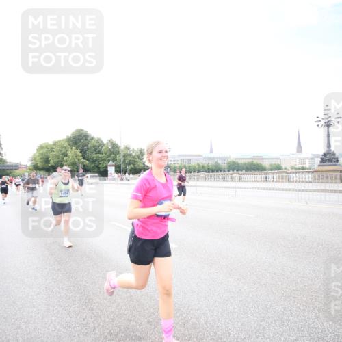 29.06.2025 - hella hamburg halbmarathon Jannik Wohlers http://msf.ph/oto/8148113 29.06.2025 10:09:17 Lombardsbrücke 1052, 1456, 1483, 1513, 1823, 7058, 8090, 8685, 9150, 9297, 9306, 9988, 12255, 12509, 13739, 16191, 16688, 16918, 17630, 18076, 18440, 19242 meine-sportfotos.de