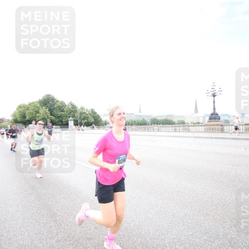 29.06.2025 - hella hamburg halbmarathon Jannik Wohlers http://msf.ph/oto/8148118 29.06.2025 10:09:17 Lombardsbrücke 1052, 1456, 1483, 1513, 1823, 7058, 8090, 8685, 9150, 9297, 9306, 9988, 12255, 12509, 13739, 16191, 16688, 16918, 17630, 18076, 18440, 19242 meine-sportfotos.de