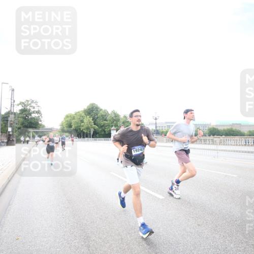 29.06.2025 - hella hamburg halbmarathon Jannik Wohlers http://msf.ph/oto/8148144 29.06.2025 10:09:19 Lombardsbrücke 1052, 1456, 1483, 1513, 1823, 7058, 8090, 8685, 9150, 9297, 9306, 9781, 12255, 12509, 13739, 16191, 16455, 16918, 17630, 17899, 18076, 18440, 19242 meine-sportfotos.de