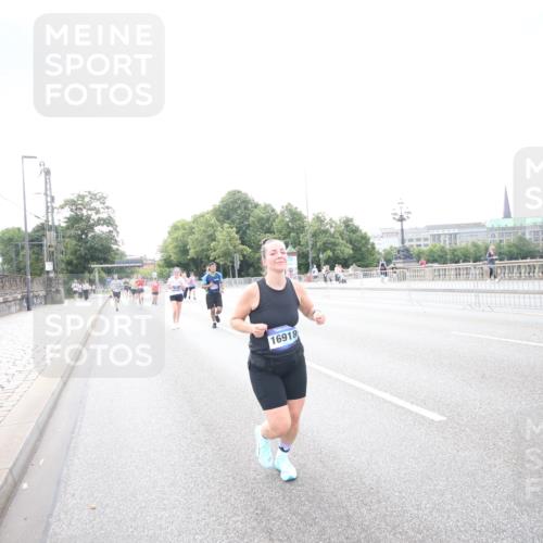 29.06.2025 - hella hamburg halbmarathon Jannik Wohlers http://msf.ph/oto/8148149 29.06.2025 10:09:22 Lombardsbrücke 1052, 1456, 1823, 4592, 7058, 8090, 8685, 9150, 9297, 9306, 9781, 12255, 12509, 13739, 16191, 16455, 16918, 17630, 17899, 18076, 18440, 19242 meine-sportfotos.de
