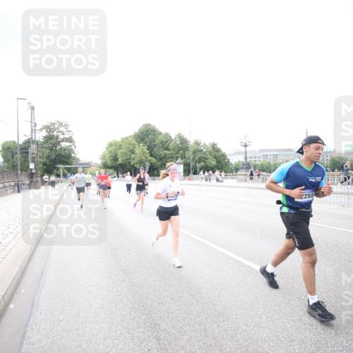 29.06.2025 - hella hamburg halbmarathon Jannik Wohlers http://msf.ph/oto/8148186 29.06.2025 10:09:25 Lombardsbrücke 1052, 1456, 1823, 4592, 7058, 8090, 8685, 9150, 9297, 9306, 9781, 12255, 12509, 12567, 13739, 16191, 16455, 16918, 17630, 17899, 18076, 18440, 18707, 19242 meine-sportfotos.de