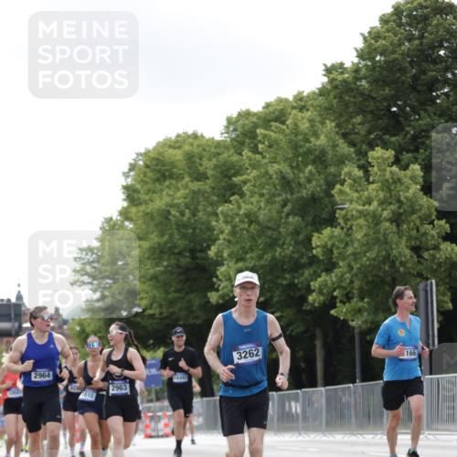 29.06.2025 - hella hamburg halbmarathon Jannik Wohlers http://msf.ph/oto/8148195 29.06.2025 10:12:02 Lombardsbrücke 1610, 1785, 1850, 2661, 2963, 2964, 3182, 3248, 3262, 3746, 4453, 4499, 4554, 5166, 5176, 5597, 5598, 6822, 6871, 6966, 7014, 9254, 9405, 10581, 10685, 11509, 14863, 14868, 16379, 16473, 18493 meine-sportfotos.de
