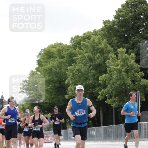29.06.2025 - hella hamburg halbmarathon Jannik Wohlers http://msf.ph/oto/8148205 29.06.2025 10:12:02 Lombardsbrücke 1610, 1785, 1850, 2661, 2963, 2964, 3182, 3248, 3262, 3746, 4453, 4499, 4554, 5166, 5176, 5597, 5598, 6822, 6871, 6966, 7014, 9254, 9405, 10581, 10685, 11509, 14863, 14868, 16379, 16473, 18493 meine-sportfotos.de