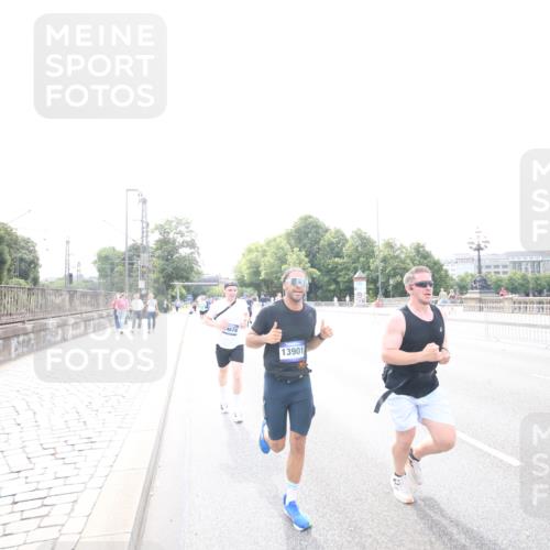 29.06.2025 - hella hamburg halbmarathon Jannik Wohlers http://msf.ph/oto/8148231 29.06.2025 10:10:08 Lombardsbrücke 1573, 4389, 5182, 5440, 7250, 7685, 9681, 9816, 11180, 11355, 11887, 11904, 11905, 12008, 12629, 13797, 13825, 13901, 14679, 14822, 15409, 16166, 16344, 16639, 17730, 19023 meine-sportfotos.de