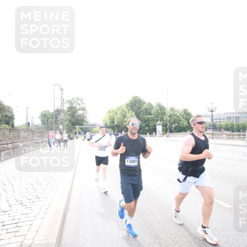 29.06.2025 - hella hamburg halbmarathon Jannik Wohlers http://msf.ph/oto/8148238 29.06.2025 10:10:08 Lombardsbrücke 1573, 4389, 5182, 5440, 7250, 7685, 9681, 9816, 11180, 11355, 11887, 11904, 11905, 12008, 12629, 13797, 13825, 13901, 14679, 14822, 15409, 16166, 16344, 16639, 17730, 19023 meine-sportfotos.de