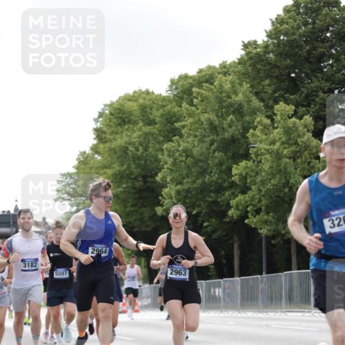 29.06.2025 - hella hamburg halbmarathon Jannik Wohlers http://msf.ph/oto/8148255 29.06.2025 10:12:03 Lombardsbrücke 1610, 1785, 1850, 2661, 2963, 2964, 3182, 3248, 3262, 3746, 4453, 4499, 4554, 5166, 5176, 5597, 5598, 6822, 6871, 6966, 7014, 9254, 9405, 10581, 10685, 11509, 14863, 14868, 15369, 16379, 16473, 18493 meine-sportfotos.de