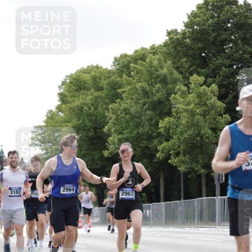 29.06.2025 - hella hamburg halbmarathon Jannik Wohlers http://msf.ph/oto/8148267 29.06.2025 10:12:03 Lombardsbrücke 1610, 1785, 1850, 2661, 2963, 2964, 3182, 3248, 3262, 3746, 4453, 4499, 4554, 5166, 5176, 5597, 5598, 6822, 6871, 6966, 7014, 9254, 9405, 10581, 10685, 11509, 14863, 14868, 15369, 16379, 16473, 18493 meine-sportfotos.de