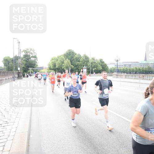 29.06.2025 - hella hamburg halbmarathon Jannik Wohlers http://msf.ph/oto/8148330 29.06.2025 10:17:33 Lombardsbrücke 1159, 1160, 1268, 1325, 1622, 1641, 2094, 2147, 2931, 3138, 3977, 5004, 5290, 5611, 5733, 7094, 7641, 7649, 7838, 7882, 7883, 8128, 8248, 8607, 8799, 9400, 9539, 9717, 9734, 9798, 9964, 10174, 10332, 10509, 10831, 11156, 11275, 11352, 11450, 11656, 11916, 12401, 12553, 12598, 12752, 13681, 13843, 14013, 14420, 14496, 14701, 14738, 14795, 14825, 14831, 15182, 15203, 15322, 15614, 16038, 16576, 16644, 16707, 16792, 17270, 17616 meine-sportfotos.de