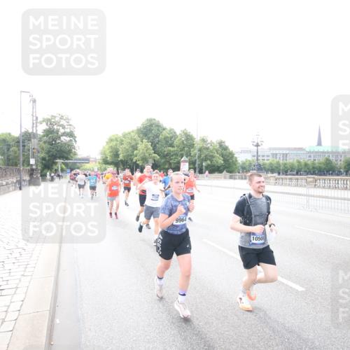29.06.2025 - hella hamburg halbmarathon Jannik Wohlers http://msf.ph/oto/8148342 29.06.2025 10:17:33 Lombardsbrücke 1159, 1160, 1268, 1325, 1622, 1641, 2094, 2147, 2931, 3138, 3977, 5004, 5290, 5611, 5733, 7094, 7641, 7649, 7838, 7882, 7883, 8128, 8248, 8607, 8799, 9400, 9539, 9717, 9734, 9798, 9964, 10174, 10332, 10509, 10831, 11156, 11275, 11352, 11450, 11656, 11916, 12401, 12553, 12598, 12752, 13681, 13843, 14013, 14420, 14496, 14701, 14738, 14795, 14825, 14831, 15182, 15203, 15322, 15614, 16038, 16576, 16644, 16707, 16792, 17270, 17616 meine-sportfotos.de