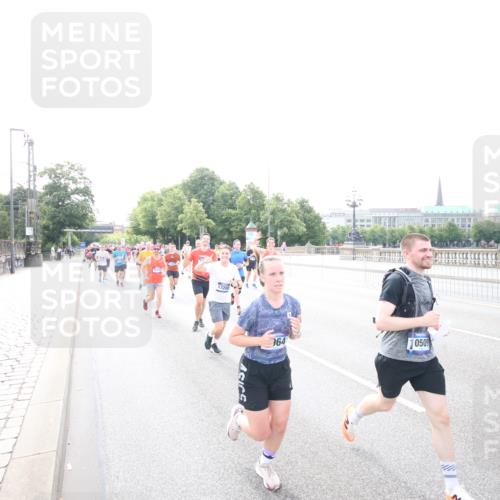 29.06.2025 - hella hamburg halbmarathon Jannik Wohlers http://msf.ph/oto/8148353 29.06.2025 10:17:33 Lombardsbrücke 1159, 1160, 1268, 1325, 1622, 1641, 2094, 2147, 2931, 3138, 3977, 5004, 5290, 5611, 5733, 7094, 7641, 7649, 7838, 7882, 7883, 8128, 8248, 8607, 8799, 9400, 9539, 9717, 9734, 9798, 9964, 10174, 10332, 10509, 10831, 11156, 11275, 11352, 11450, 11656, 11916, 12401, 12553, 12598, 12752, 13681, 13843, 14013, 14420, 14496, 14701, 14738, 14795, 14825, 14831, 15182, 15203, 15322, 15614, 16038, 16576, 16644, 16707, 16792, 17270, 17616 meine-sportfotos.de