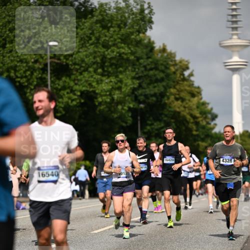 29.06.2025 - hella hamburg halbmarathon Dr. Thomas Lammeyer http://msf.ph/oto/8148380 29.06.2025 10:06:10 Kennedybrücke 1184, 1329, 1364, 1432, 1453, 1729, 1881, 1940, 2322, 2323, 3169, 3199, 4286, 4328, 4649, 4663, 5763, 6322, 6327, 6438, 7031, 7243, 9156, 9353, 9741, 9928, 10177, 10882 meine-sportfotos.de