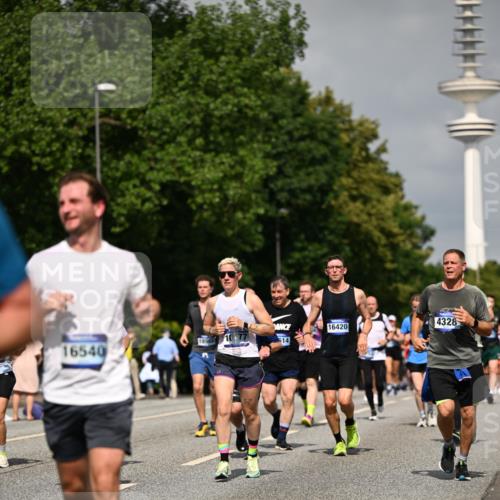 29.06.2025 - hella hamburg halbmarathon Dr. Thomas Lammeyer http://msf.ph/oto/8148387 29.06.2025 10:06:10 Kennedybrücke 1184, 1329, 1364, 1432, 1453, 1729, 1881, 1940, 2322, 2323, 3169, 3199, 4286, 4328, 4649, 4663, 5763, 6322, 6327, 6438, 7031, 7243, 9156, 9353, 9741, 9928, 10177, 10882 meine-sportfotos.de