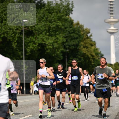29.06.2025 - hella hamburg halbmarathon Dr. Thomas Lammeyer http://msf.ph/oto/8148459 29.06.2025 10:06:11 Kennedybrücke 1184, 1329, 1364, 1432, 1453, 1729, 1881, 1940, 2322, 2323, 3169, 3199, 4286, 4328, 4649, 4663, 5763, 6322, 6327, 6438, 7031, 7243, 9020, 9156, 9353, 9741, 9928, 10177, 10882 meine-sportfotos.de