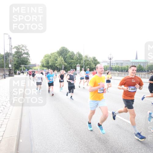 29.06.2025 - hella hamburg halbmarathon Jannik Wohlers http://msf.ph/oto/8148506 29.06.2025 10:17:36 Lombardsbrücke 1159, 1160, 1268, 1325, 1554, 1622, 1641, 1982, 2147, 2931, 3138, 3977, 5004, 5290, 5611, 5733, 6270, 7094, 7641, 7649, 7838, 7882, 7883, 8128, 8248, 8607, 8799, 9539, 9717, 9734, 9798, 9844, 9964, 10174, 10332, 10509, 10831, 10946, 11156, 11275, 11352, 11450, 11656, 11916, 11949, 12274, 12401, 12553, 12598, 12752, 13681, 13843, 14013, 14420, 14496, 14701, 14738, 14795, 14825, 14831, 15182, 15183, 15203, 15322, 15343, 15614, 16038, 16576, 16644, 16707, 16792, 16829 meine-sportfotos.de
