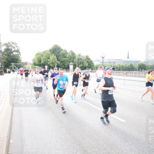 29.06.2025 - hella hamburg halbmarathon Jannik Wohlers http://msf.ph/oto/8148517 29.06.2025 10:17:37 Lombardsbrücke 1159, 1160, 1268, 1325, 1554, 1622, 1641, 1982, 2147, 2931, 3138, 3977, 5004, 5290, 6270, 7094, 7641, 7649, 7838, 7882, 7883, 8067, 8128, 8248, 8607, 8799, 9539, 9717, 9734, 9844, 9964, 10174, 10332, 10509, 10831, 10946, 11275, 11352, 11450, 11656, 11916, 11949, 12274, 12401, 12553, 12598, 12752, 13619, 13681, 13843, 14013, 14496, 14701, 14738, 14795, 14825, 14831, 15182, 15183, 15203, 15322, 15343, 15614, 16038, 16109, 16576, 16644, 16707, 16792, 16829 meine-sportfotos.de
