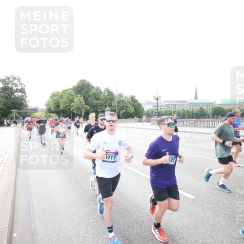 29.06.2025 - hella hamburg halbmarathon Jannik Wohlers http://msf.ph/oto/8148549 29.06.2025 10:17:39 Lombardsbrücke 1159, 1160, 1268, 1325, 1554, 1622, 1641, 1982, 2147, 2634, 2931, 3125, 3977, 4804, 5004, 6270, 7094, 7641, 7649, 7838, 7882, 7883, 8067, 8128, 8248, 8607, 8799, 9539, 9717, 9734, 9844, 9964, 10332, 10509, 10831, 10908, 10946, 11352, 11450, 11656, 11949, 12274, 12401, 12553, 12598, 12752, 12939, 13619, 13681, 13843, 14013, 14320, 14496, 14701, 14738, 14795, 14831, 15182, 15183, 15203, 15322, 15343, 15614, 16109, 16644, 16792, 16829 meine-sportfotos.de
