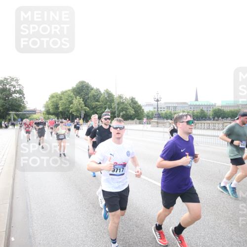 29.06.2025 - hella hamburg halbmarathon Jannik Wohlers http://msf.ph/oto/8148554 29.06.2025 10:17:39 Lombardsbrücke 1159, 1160, 1268, 1325, 1554, 1622, 1641, 1982, 2147, 2634, 2931, 3125, 3977, 4804, 5004, 6270, 7094, 7641, 7649, 7838, 7882, 7883, 8067, 8128, 8248, 8607, 8799, 9539, 9717, 9734, 9844, 9964, 10332, 10509, 10831, 10908, 10946, 11352, 11450, 11656, 11949, 12274, 12401, 12553, 12598, 12752, 12939, 13619, 13681, 13843, 14013, 14320, 14496, 14701, 14738, 14795, 14831, 15182, 15183, 15203, 15322, 15343, 15614, 16109, 16644, 16792, 16829 meine-sportfotos.de
