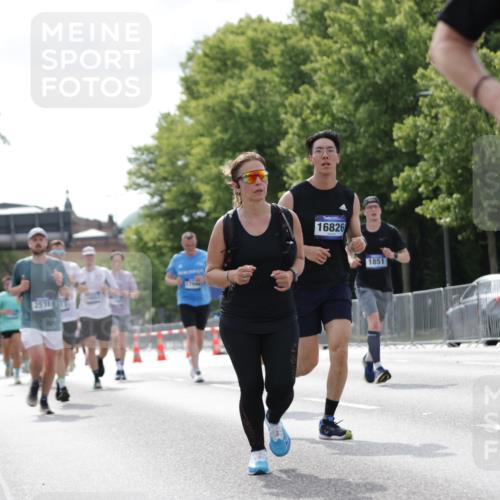 29.06.2025 - hella hamburg halbmarathon Jannik Wohlers http://msf.ph/oto/8148573 29.06.2025 10:12:15 Lombardsbrücke 1249, 1610, 1785, 1851, 1939, 2531, 2891, 2963, 2964, 3182, 3248, 3262, 4453, 4554, 5150, 5166, 5597, 5598, 7014, 7907, 8917, 8971, 9254, 10581, 11025, 12456, 13566, 13816, 14540, 14869, 15012, 15369, 16473, 16826, 16911, 17994, 18178, 18493 meine-sportfotos.de