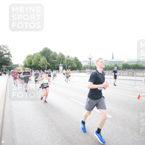 29.06.2025 - hella hamburg halbmarathon Jannik Wohlers http://msf.ph/oto/8148603 29.06.2025 10:17:40 Lombardsbrücke 1159, 1160, 1268, 1325, 1554, 1641, 1982, 2147, 2634, 2931, 3125, 3977, 4804, 5004, 6270, 7094, 7641, 7649, 7838, 7882, 7883, 8067, 8128, 8248, 8607, 8799, 9539, 9717, 9734, 9844, 9964, 10332, 10509, 10831, 10908, 10946, 11352, 11450, 11656, 11949, 12274, 12401, 12498, 12553, 12598, 12752, 12939, 13619, 13681, 13843, 14320, 14496, 14738, 14795, 14831, 15182, 15183, 15203, 15322, 15343, 15614, 16109, 16644, 16792, 16829 meine-sportfotos.de