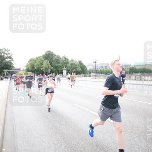 29.06.2025 - hella hamburg halbmarathon Jannik Wohlers http://msf.ph/oto/8148608 29.06.2025 10:17:40 Lombardsbrücke 1159, 1160, 1268, 1325, 1554, 1641, 1982, 2147, 2634, 2931, 3125, 3977, 4804, 5004, 6270, 7094, 7641, 7649, 7838, 7882, 7883, 8067, 8128, 8248, 8607, 8799, 9539, 9717, 9734, 9844, 9964, 10332, 10509, 10831, 10908, 10946, 11352, 11450, 11656, 11949, 12274, 12401, 12498, 12553, 12598, 12752, 12939, 13619, 13681, 13843, 14320, 14496, 14738, 14795, 14831, 15182, 15183, 15203, 15322, 15343, 15614, 16109, 16644, 16792, 16829 meine-sportfotos.de