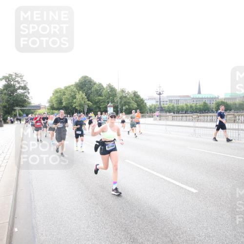 29.06.2025 - hella hamburg halbmarathon Jannik Wohlers http://msf.ph/oto/8148613 29.06.2025 10:17:40 Lombardsbrücke 1159, 1160, 1268, 1325, 1554, 1641, 1982, 2147, 2634, 2931, 3125, 3977, 4804, 5004, 6270, 7094, 7641, 7649, 7838, 7882, 7883, 8067, 8128, 8248, 8607, 8799, 9539, 9717, 9734, 9844, 9964, 10332, 10509, 10831, 10908, 10946, 11352, 11450, 11656, 11949, 12274, 12401, 12498, 12553, 12598, 12752, 12939, 13619, 13681, 13843, 14320, 14496, 14738, 14795, 14831, 15182, 15183, 15203, 15322, 15343, 15614, 16109, 16644, 16792, 16829 meine-sportfotos.de