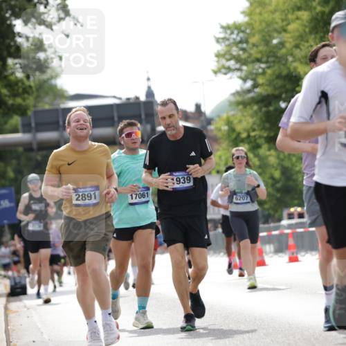 29.06.2025 - hella hamburg halbmarathon Jannik Wohlers http://msf.ph/oto/8148647 29.06.2025 10:12:20 Lombardsbrücke 1249, 1785, 1851, 1939, 2531, 2891, 3182, 5150, 6207, 7014, 7907, 8917, 8971, 11025, 12456, 13566, 13816, 14540, 14869, 15012, 15369, 16473, 16826, 16911, 17061, 17994, 18178, 18493 meine-sportfotos.de