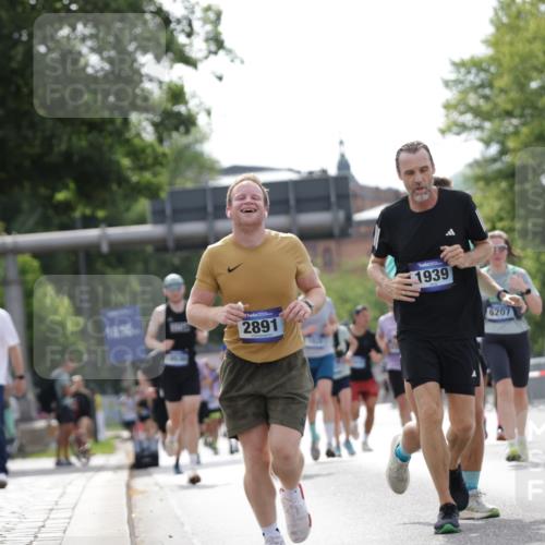 29.06.2025 - hella hamburg halbmarathon Jannik Wohlers http://msf.ph/oto/8148660 29.06.2025 10:12:21 Lombardsbrücke 1249, 1785, 1851, 1939, 2531, 2891, 5150, 6207, 7907, 8917, 8971, 10067, 11025, 12456, 13566, 13816, 14540, 14869, 15012, 15369, 16826, 16911, 17061, 17994, 18178, 18530 meine-sportfotos.de