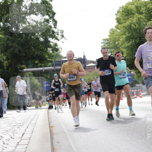 29.06.2025 - hella hamburg halbmarathon Jannik Wohlers http://msf.ph/oto/8148675 29.06.2025 10:12:21 Lombardsbrücke 1249, 1785, 1851, 1939, 2531, 2891, 5150, 6207, 7907, 8917, 8971, 10067, 11025, 12456, 13566, 13816, 14540, 14869, 15012, 15369, 16826, 16911, 17061, 17994, 18178, 18530 meine-sportfotos.de