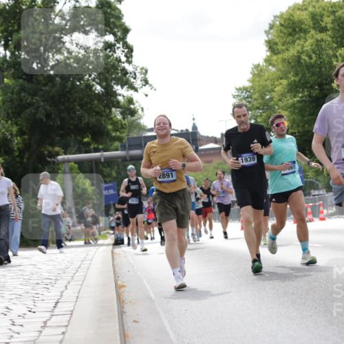29.06.2025 - hella hamburg halbmarathon Jannik Wohlers http://msf.ph/oto/8148680 29.06.2025 10:12:21 Lombardsbrücke 1249, 1785, 1851, 1939, 2531, 2891, 5150, 6207, 7907, 8917, 8971, 10067, 11025, 12456, 13566, 13816, 14540, 14869, 15012, 15369, 16826, 16911, 17061, 17994, 18178, 18530 meine-sportfotos.de