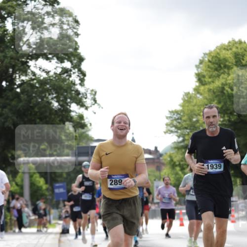 29.06.2025 - hella hamburg halbmarathon Jannik Wohlers http://msf.ph/oto/8148689 29.06.2025 10:12:23 Lombardsbrücke 1020, 1051, 1249, 1851, 1939, 2531, 2891, 4532, 5150, 6207, 7907, 8917, 8971, 10067, 11025, 11720, 12456, 13566, 13816, 14540, 14869, 15012, 15369, 15531, 16323, 16826, 16911, 17061, 17994, 18178, 18530 meine-sportfotos.de
