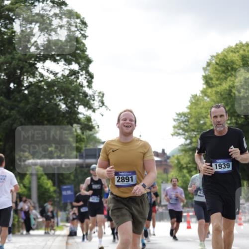 29.06.2025 - hella hamburg halbmarathon Jannik Wohlers http://msf.ph/oto/8148693 29.06.2025 10:12:23 Lombardsbrücke 1020, 1051, 1249, 1851, 1939, 2531, 2891, 4532, 5150, 6207, 7907, 8917, 8971, 10067, 11025, 11720, 12456, 13566, 13816, 14540, 14869, 15012, 15369, 15531, 16323, 16826, 16911, 17061, 17994, 18178, 18530 meine-sportfotos.de
