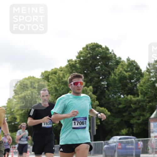 29.06.2025 - hella hamburg halbmarathon Jannik Wohlers http://msf.ph/oto/8148717 29.06.2025 10:12:24 Lombardsbrücke 1020, 1051, 1249, 1851, 1939, 2531, 2891, 2942, 4532, 5150, 6207, 7907, 8917, 8971, 10067, 10402, 11025, 11720, 12456, 13566, 13816, 14540, 14869, 15012, 15369, 15531, 16323, 16826, 16911, 17061, 17994, 18178, 18530 meine-sportfotos.de