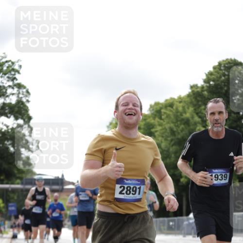 29.06.2025 - hella hamburg halbmarathon Jannik Wohlers http://msf.ph/oto/8148743 29.06.2025 10:12:25 Lombardsbrücke 1020, 1051, 1249, 1851, 1939, 2531, 2891, 2942, 4532, 5150, 6207, 7907, 8917, 8971, 10067, 10402, 11025, 11720, 12456, 13566, 13816, 14540, 14869, 15012, 15531, 16323, 16826, 16911, 17061, 17994, 18178, 18530 meine-sportfotos.de