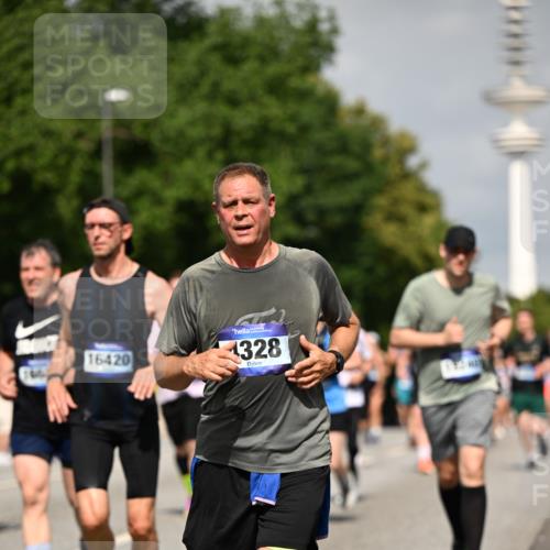 29.06.2025 - hella hamburg halbmarathon Dr. Thomas Lammeyer http://msf.ph/oto/8148744 29.06.2025 10:06:14 Kennedybrücke 1184, 1329, 1364, 1432, 1453, 1729, 1881, 1940, 2322, 2323, 3169, 4286, 4328, 4649, 4663, 4985, 5763, 6322, 7031, 7243, 9020, 9021, 9156, 9353, 9741, 9928, 10177 meine-sportfotos.de