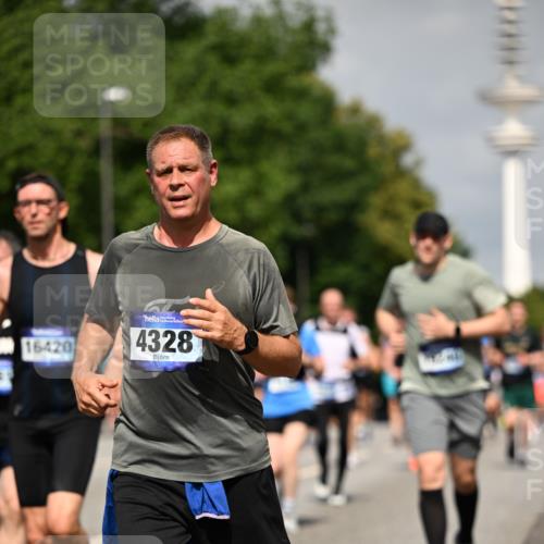 29.06.2025 - hella hamburg halbmarathon Dr. Thomas Lammeyer http://msf.ph/oto/8148760 29.06.2025 10:06:14 Kennedybrücke 1184, 1329, 1364, 1432, 1453, 1729, 1881, 1940, 2322, 2323, 3169, 4286, 4328, 4649, 4663, 4985, 5763, 6322, 7031, 7243, 9020, 9021, 9156, 9353, 9741, 9928, 10177 meine-sportfotos.de