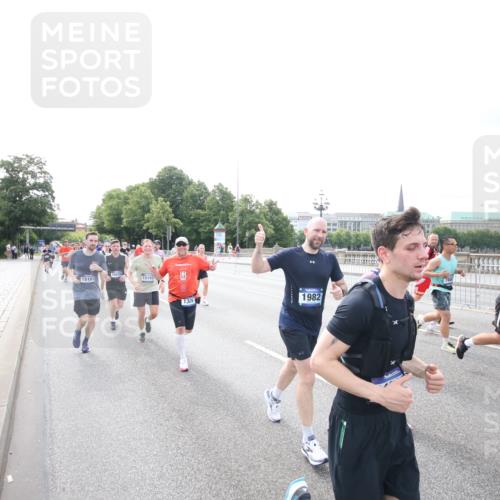 29.06.2025 - hella hamburg halbmarathon Jannik Wohlers http://msf.ph/oto/8148763 29.06.2025 10:17:45 Lombardsbrücke 1159, 1160, 1268, 1325, 1554, 1982, 2087, 2147, 2634, 2931, 3125, 3321, 3482, 3977, 4710, 4738, 4804, 6270, 7094, 7641, 7649, 7838, 7882, 7883, 8067, 8128, 8248, 8607, 9539, 9717, 9734, 9844, 10332, 10908, 10946, 11352, 11450, 11949, 12274, 12498, 12598, 12752, 12939, 13619, 13681, 14320, 14496, 14795, 14831, 15182, 15183, 15343, 15614, 16109, 16644, 16792, 16829, 18145, 18677 meine-sportfotos.de