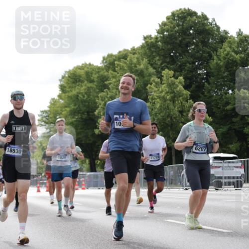 29.06.2025 - hella hamburg halbmarathon Jannik Wohlers http://msf.ph/oto/8148779 29.06.2025 10:12:27 Lombardsbrücke 1020, 1051, 1851, 1939, 2531, 2891, 2942, 4532, 5150, 6207, 7873, 7907, 8917, 10067, 10402, 11025, 11720, 12456, 14404, 14869, 15012, 15531, 16323, 16826, 16911, 17061, 17994, 18530 meine-sportfotos.de